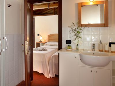 relais-villa-poggio-chiaro-pescia-romana-attic-double-room-bathroom