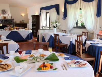 relais-villa-poggio-chiaro-pescia-romana-breakfast-room